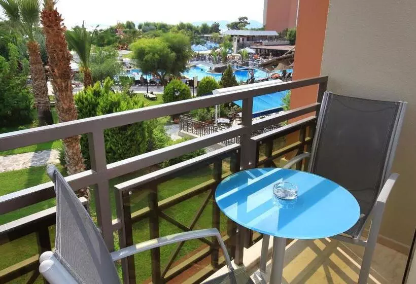 Perhehuone, Club Yali Hotels & Resort All Inclusive