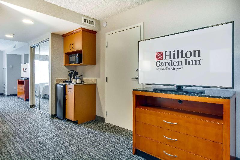 מיטת קינג בסוויטה, Hilton Garden Inn Louisville Airport