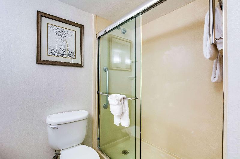 מיטת קינג בסוויטה, Hilton Garden Inn Louisville Airport