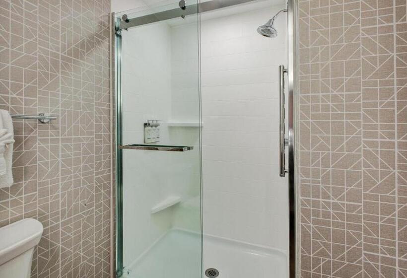 带大床的行政房间, Holiday Inn Express Absecon Atlantic City Area, An Ihg