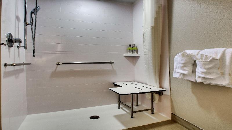 适合残疾人士使用的带超级大床的标准间, Holiday Inn Express Absecon Atlantic City Area, An Ihg