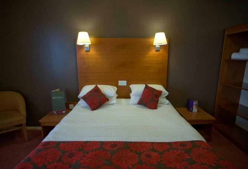 غرفة عائلية, The Fairway