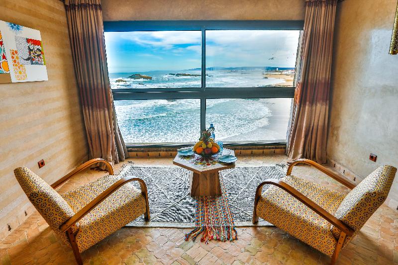 جناح مطلّ علي البحر, Riad Mimouna