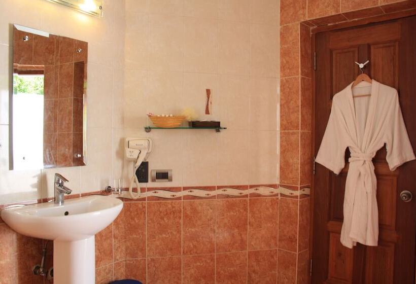 小室, Chariot Beach Resort