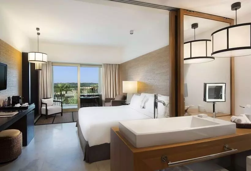 اتاق لوکس با چشم‌انداز استخر, Victoria Golf Resort and Spa Managed by Accor