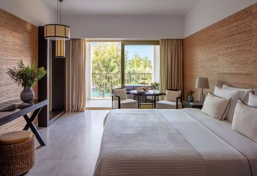 اتاق لوکس با چشم‌انداز استخر, Victoria Golf Resort and Spa Managed by Accor