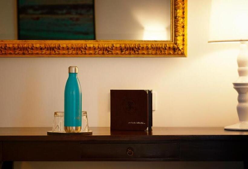 اتاق لوکس با چشمانداز دریا, Blue Margouillat Seaview Hotel Relais & Chateaux