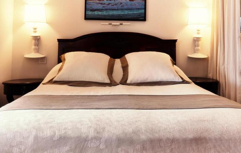 اتاق لوکس با چشم‌انداز دریا, Blue Margouillat Seaview Hotel Relais & Chateaux