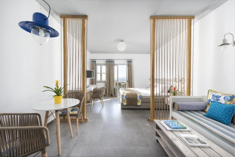 Juniorsvit, Caldera S Dolphin Suites