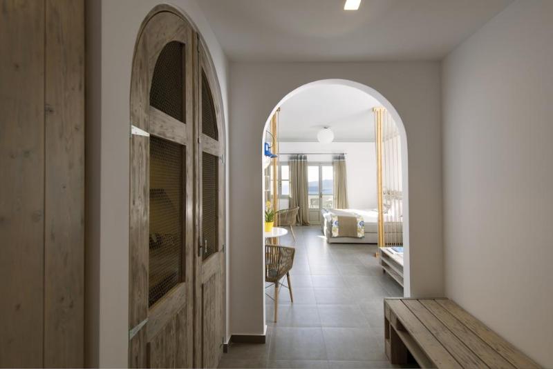 Juniorsvit, Caldera S Dolphin Suites