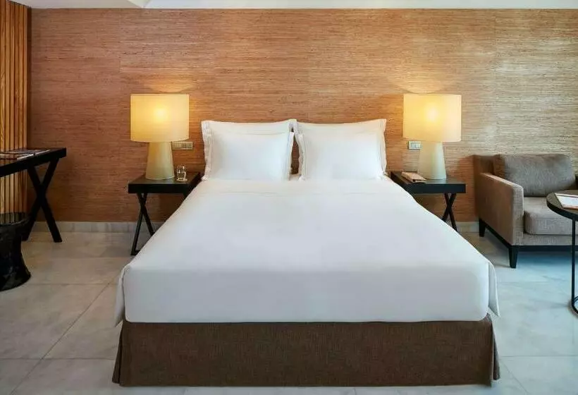 اتاق لوکس با چشم‌انداز استخر, Victoria Golf Resort and Spa Managed by Accor