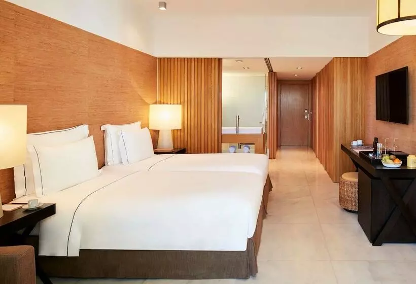 اتاق لوکس با چشم‌انداز استخر, Victoria Golf Resort and Spa Managed by Accor