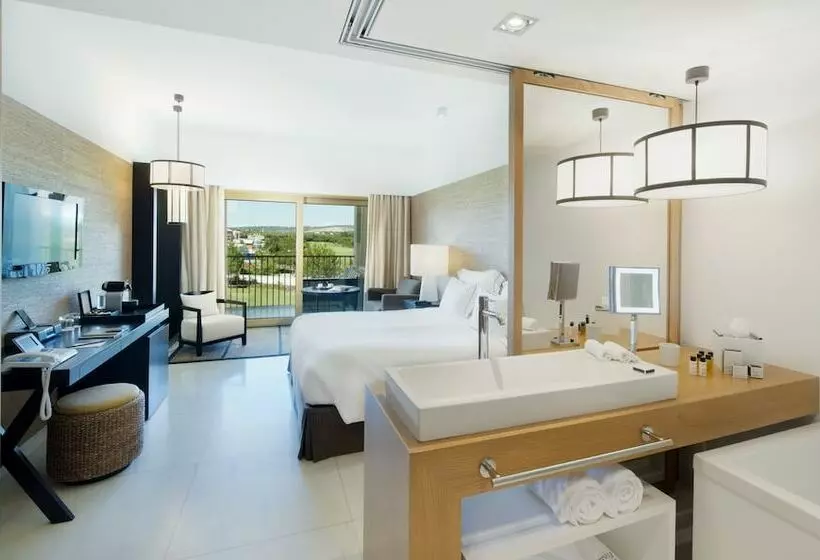 اتاق لوکس با چشم‌انداز استخر, Victoria Golf Resort and Spa Managed by Accor