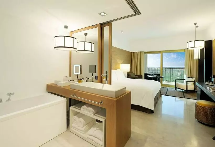 اتاق لوکس با چشم‌انداز استخر, Victoria Golf Resort and Spa Managed by Accor