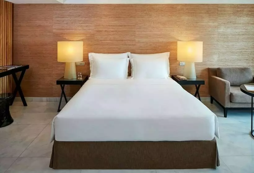 اتاق لوکس با چشم‌انداز استخر, Victoria Golf Resort and Spa Managed by Accor