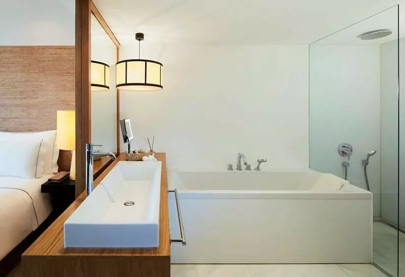 اتاق لوکس با چشم‌انداز استخر, Victoria Golf Resort and Spa Managed by Accor