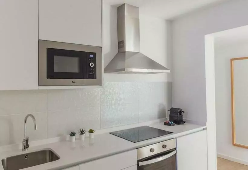 2 Bedroom Premium Apartment, Flamingo Beach Mate
