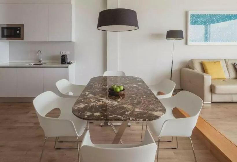 2 Bedroom Premium Apartment, Flamingo Beach Mate