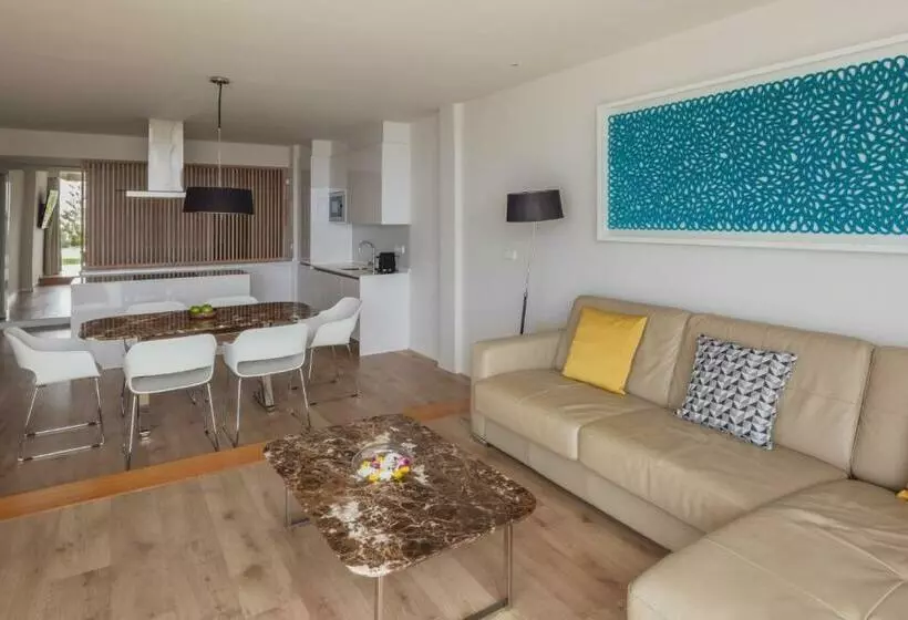 2 Bedroom Premium Apartment, Flamingo Beach Mate