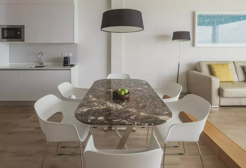 2 Bedroom Premium Apartment, Flamingo Beach Mate