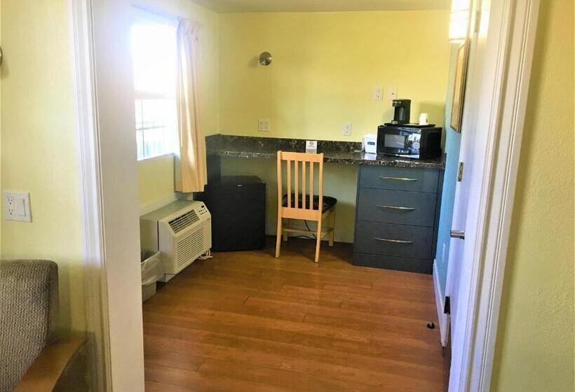 디럭스 스위트 킹 침대, Travelodge By Wyndham Fairfield/napa Valley