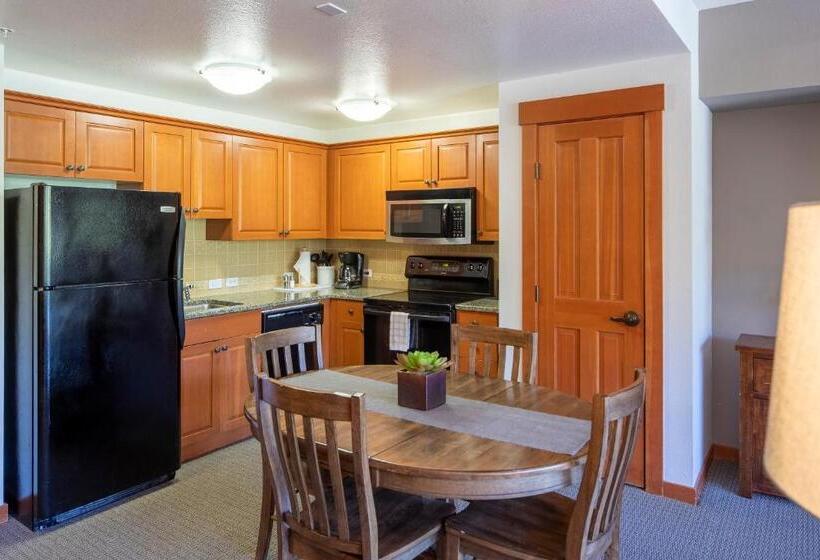 إستوديو قياسى, The Village Lodge