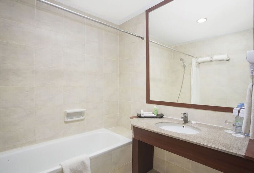 Номер Deluxe, Swiss Belhotel Manokwari