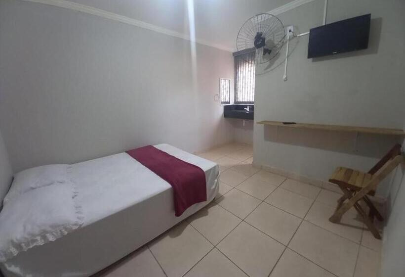 Deluxe Zimmer, Assis