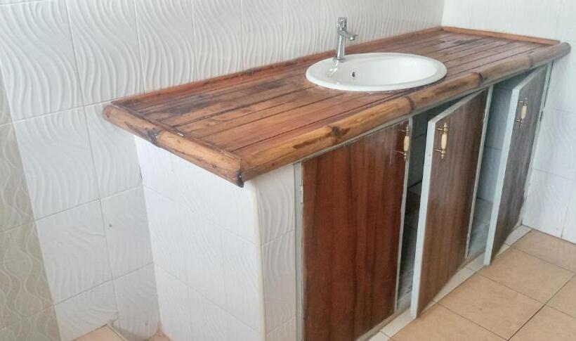 اتاق سوپریور, The Crown Place