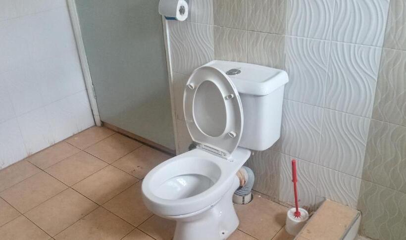 اتاق سوپریور, The Crown Place