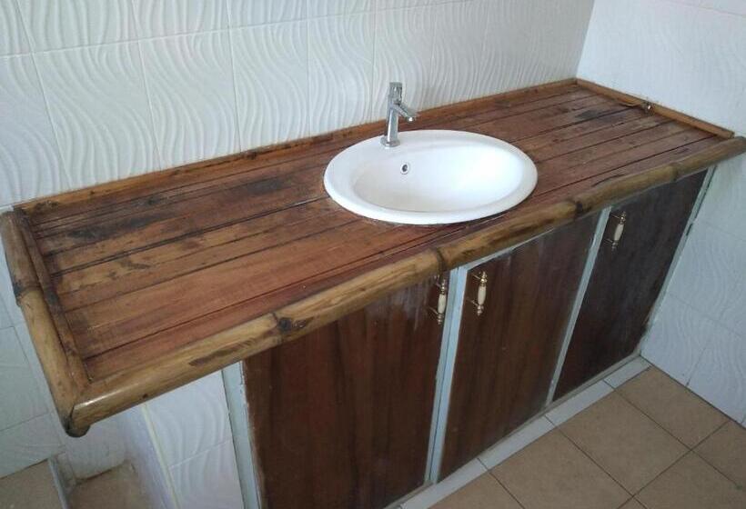 اتاق سوپریور, The Crown Place