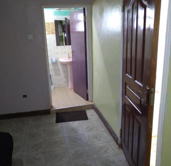 اتاق سوپریور, The Crown Place