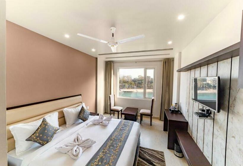 חדר סופריור, Trimurti