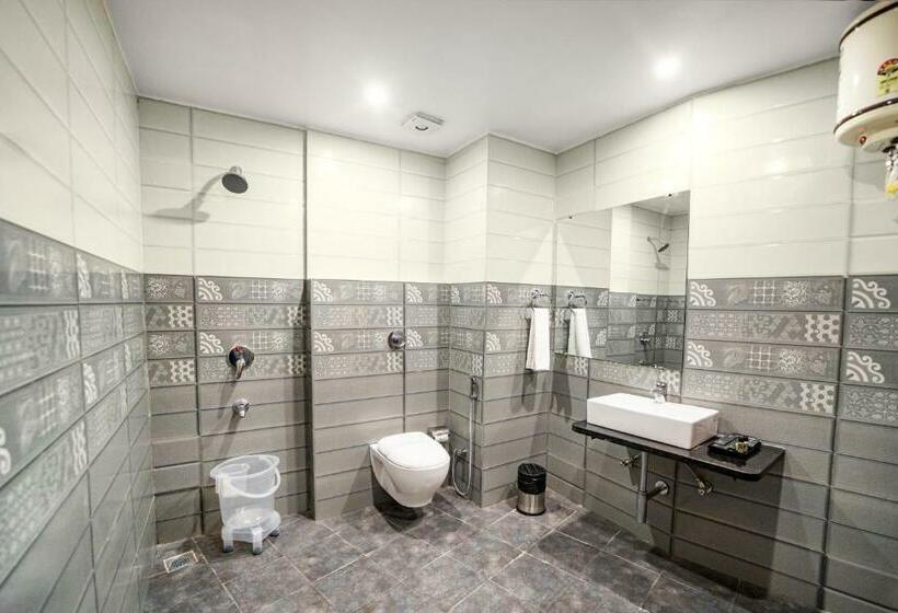 חדר משפחתי דלוקס, Trimurti