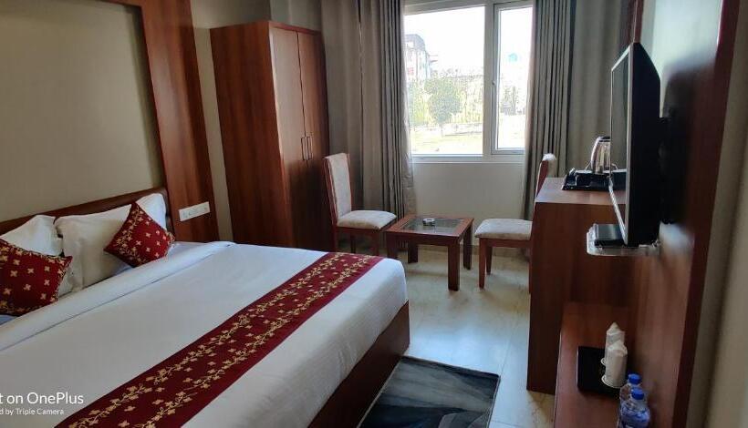 חדר דלוקס, Trimurti