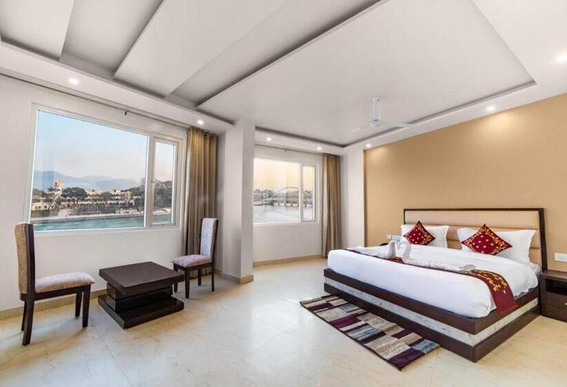 חדר סופריור עם מיטת קינג, Trimurti