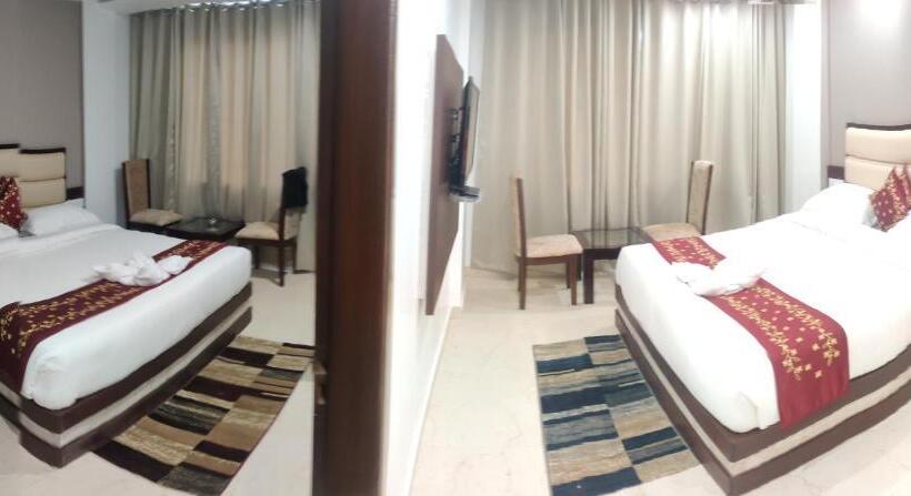 חדר משפחתי דלוקס, Trimurti