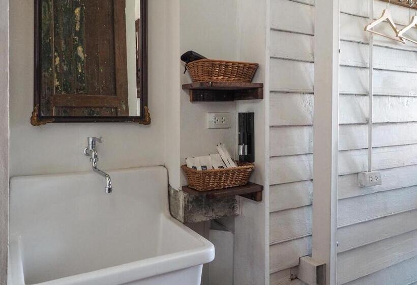 חדר משפחתי דלוקס, Velawarin