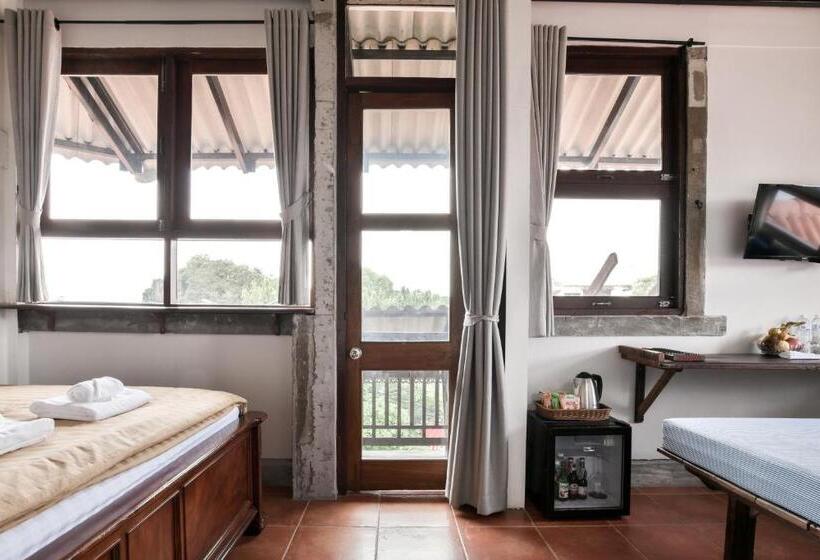 סוויטה עם מרפסת, Velawarin