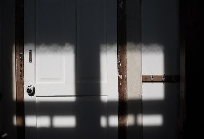 סוויטה עם מרפסת, Velawarin