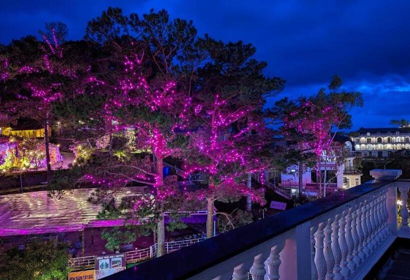 اتاق استاندارد با بالکن, La Pense E Hotel   Dalat