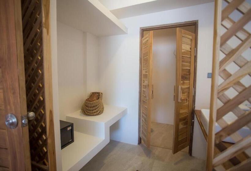 オーシャンビューデラックスルームバルコニー付き, The Nest Private Beach Resort