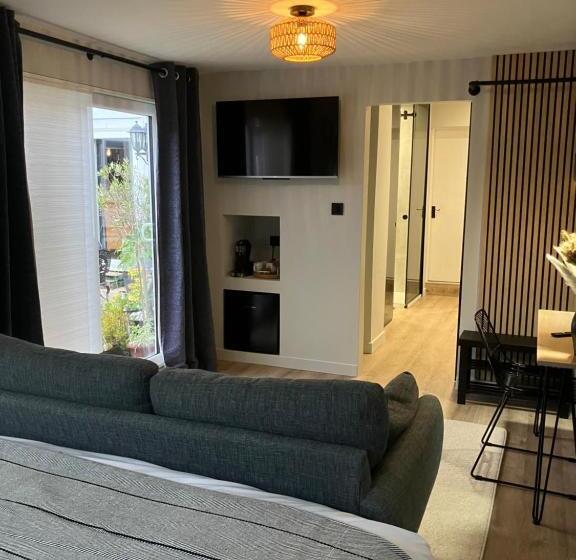 سوییت با چشم‌انداز باغ, Abbey Court Guest House