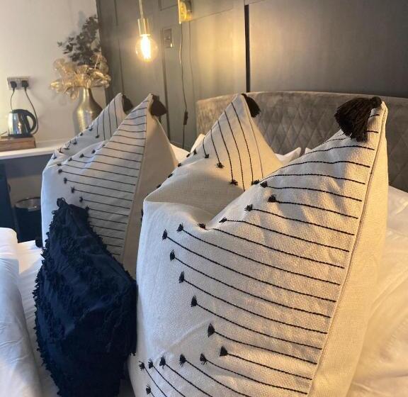 اتاق لوکس با تخت بزرگ, Abbey Court Guest House