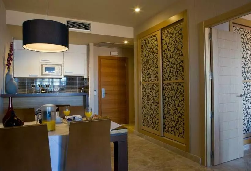 سوییت جونیور با چشم‌انداز دریا, Holiday World Polynesia, Affiliated by Meliá