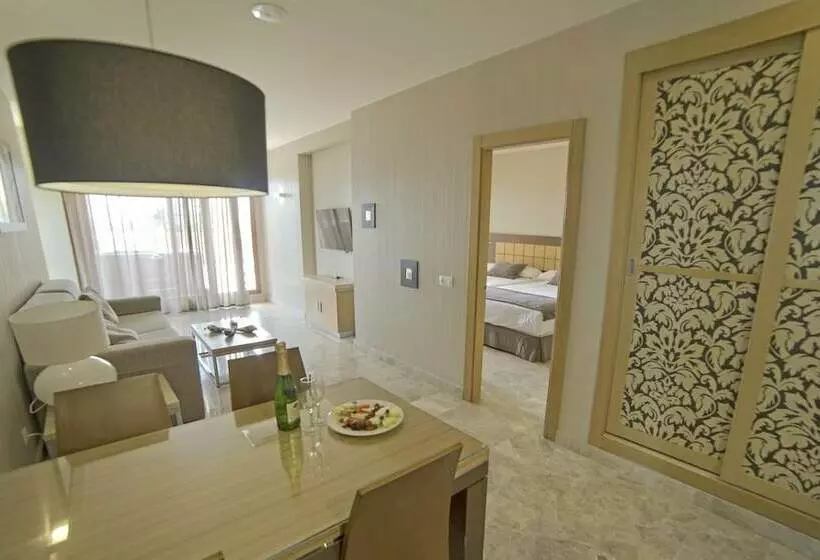 سوییت جونیور با چشم‌انداز دریا, Holiday World Polynesia, Affiliated by Meliá
