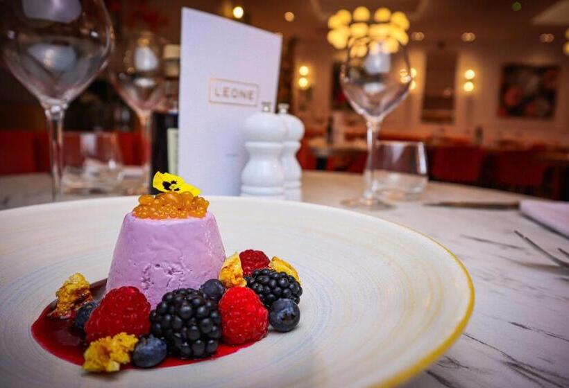 标准单人间, Lion & Swan