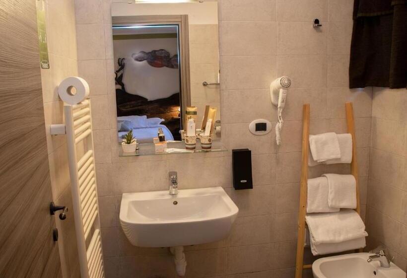 Comfort room with balcony, Maison Cly
