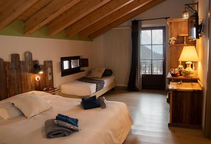 Comfort room with balcony, Maison Cly