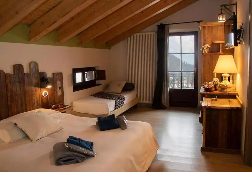 Comfort room with balcony, Maison Cly